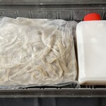 ラーメン もっけだの - 『冷凍汁なし』の麺、特製ダレ