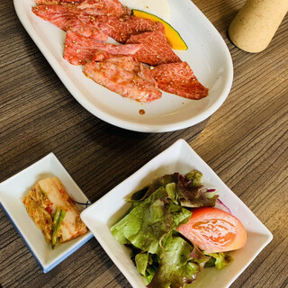 一龍 - 料理写真:イチボ&和牛定食　　お肉、サラダ、キムチ（2288円）