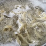 ラーメン もっけだの - 『冷凍汁なし』の麺茹で