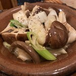 さか本 そば店 - シイタケのバター炒め。旨い