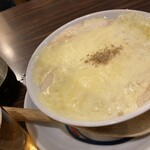 さか本 そば店 - トロロにとろけるチーズの乗せて熱々に。22.04