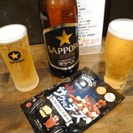 藤田酒店 - 黒ラベル(大瓶/550円)とおつまみ。