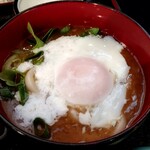 重信うどん - 温泉卵を投入