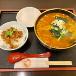 四川料理 巴蜀 - 四川風スペアリブの辛い麺、魯肉飯 