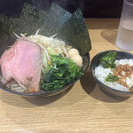 横浜家系ラーメン 蓮 - ラーメン並とハーフ野菜トッピング。無限ライスに醤油漬けニンニク、青かっぱ
