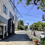 スツールコーヒー - 外観(お店は左側)