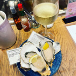 VIGO OYSTERBAR - 牡蠣2個＋白ワイン