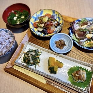 添加物をなるべく抑え、旬の食材を丁寧に活かしたおばんざい