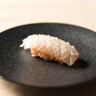 ・We offer nigiri where you can drink sake with sushi.