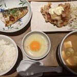 やよい軒 - 宮崎冷汁ととり南蛮の定食。920円なり
            クーポンで生卵が半額だったので追加購入