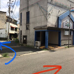 182628498 - 赤線が一方通行 青線の狭い市道に入る