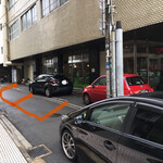 中華菜館 長安 - お店の前と 橙色の線に縦列駐車できるよう