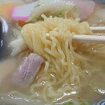 182629432 - 麺は通常の太さで縮れあり。