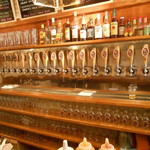 馬車道タップルーム - １Ｆカウンター内にはタップがずらり