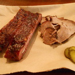 馬車道タップルーム - ＢＢＱプレート２ミート　左）リブ　右）ポーク