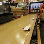 春のお店 - カウンター席とテーブル席があります