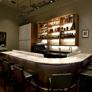 オープンキッチンを望む特等席。お一人様やデートでのご利用にも人気です。