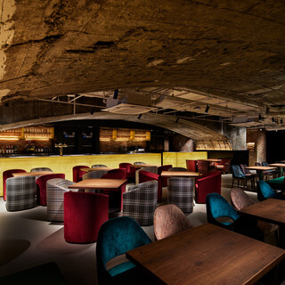 高架下に広がる空間は少人数から団体まで使い勝手抜群です！