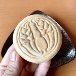 村岡屋 - 【鍋島さま・焦(粒餡)】最中種(皮)は佐賀県産もち米を使用とのこと。