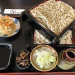 Teuchi Soba Kyoushinan - 合重ね1200円　そばとうどんの両方楽しめる。注文していない野菜のかき揚げが・・