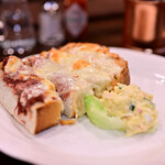 カフェ・ラパン - コンビーフチーズとツナチーズトーストのハーフ＆ハーフ@税込700円