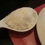 蔭山樓 - 鶏白湯麺にはごはんが添えられています