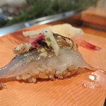 弘寿司 - サヨリに焼いた皮に・・・