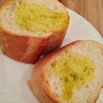 鎌倉野菜 手打ちパスタ 肉料理 ソムリエワイン トラットリア・ダ・イシカワ - バゲット(お代わり可能)