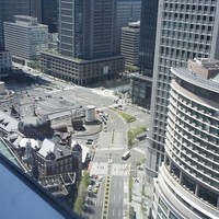 Dining & Bar TENQOO - 窓際の奥に座ると東京駅がジオラマの様。ＪＲ各線が走っている様もバッチリ見下ろせます。