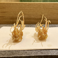 天 よこた - 奄美大島産 車海老 脚・胸部
                車海老は一本だけなのに、脚は二尾！
                もしかしてもしかしてご主人二本目飛ばしたか(⌒-⌒; )
                真面目にそう思いながらも聞かずにそのまま進行して行きます。
                焦らず焦らず♪