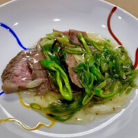 佐とう - 黒毛和牛の一皿。万願寺とうがらしと九条葱のあんかけ。甘いお肉に優しい出汁餡掛けが肉の旨さを引き立てます。
