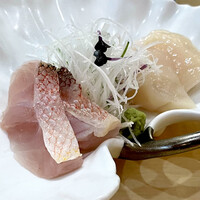 佐とう - 目鯛と帆立のお造りは鮮度抜群で、プリプリ♬