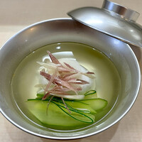 佐とう - 新しい器にテンション上がります！熱々の椀は金目鯛の真丈とパリパリ食感の胡瓜が活きています。茗荷のアクセントが美味。