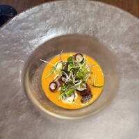 IMPASTO - 炙り水タコを浮かべたガスパチョのスープ