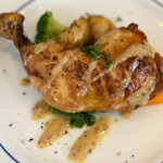 サンチーム - 付け合わせは、フライドしたゴロっとポテト、ニンジン、ホウレン草、ブロッコリー。ほどよい酸味のソースはマスタードかな？余計な味付けしてないので…お肉の美味しさを味わえますね♪