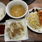 Yakiniku Horumon Aoichi - ランチの定食セット　ご飯、スープ、サラダ。もやしナムルとキムチはおかわり自由
