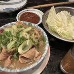 八千代台東口の串屋横丁 - お通しキャベツ＋味噌と
たっぷりもつ煮