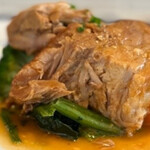 サンチーム - フォークで押さえただけで、ホロホロと崩れるほど柔らか〜く煮込まれており…
とても美味しいお肉です♪ (*´ω`*)ソースは優しい味わい。