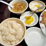 Ari Rou - ご飯とお新香(小鉢)にデザートの杏仁豆腐とスープです