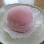 お菓子の松下 - いちご大福(直径約6cm!)