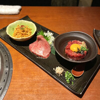 蕃 YORONIKU - ・白せんまいの辛味噌和え、ヒレの炙り刺し、ユッケ