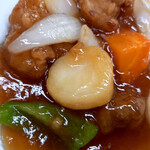 餃子の王将 - 酢豚（ジャストサイズ）。酢豚にジャガイモかい…