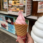 いちごプラザ - 苺ミルク味の苺ソフトクリーム。