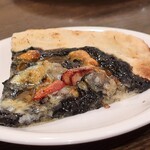 トリワイン ＰＩＫＯＳＨＨＨＵ - イカスミのシーフードピザ？