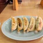 支那そばふなとり - 餃子の餡は肉と野菜のバランス良く下味もちょいと旨い