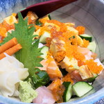 寿司の丸将 - シャリはもちろん酢飯。多彩な具材の中でも、特にイカの存在感