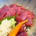 寿司の丸将 - 赤身の魅力を堪能。ごぼうの味噌漬け（手前）も粋なあしらい