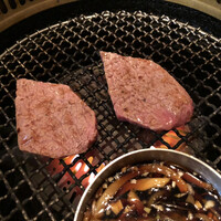 SATOブリアン 本店 - 割下に潜らせながらヒレ肉焼かれています