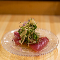 鮨　まつ本 - 2022.8 鰹お造り 茗荷 カイワレ 玉葱ドレッシング