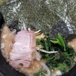 横浜家系らーめん 宝来家 - チャーシューというよりは煮豚が添えてある。